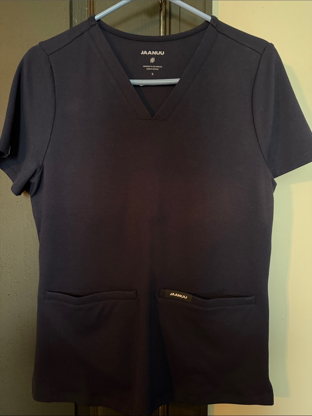 Jaanuu super soft scrub top in small